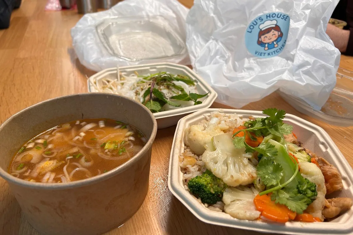 Quinh Nguyen bietet alle ihre Gerichte zum Mitnehmen an. Suppe und Reis